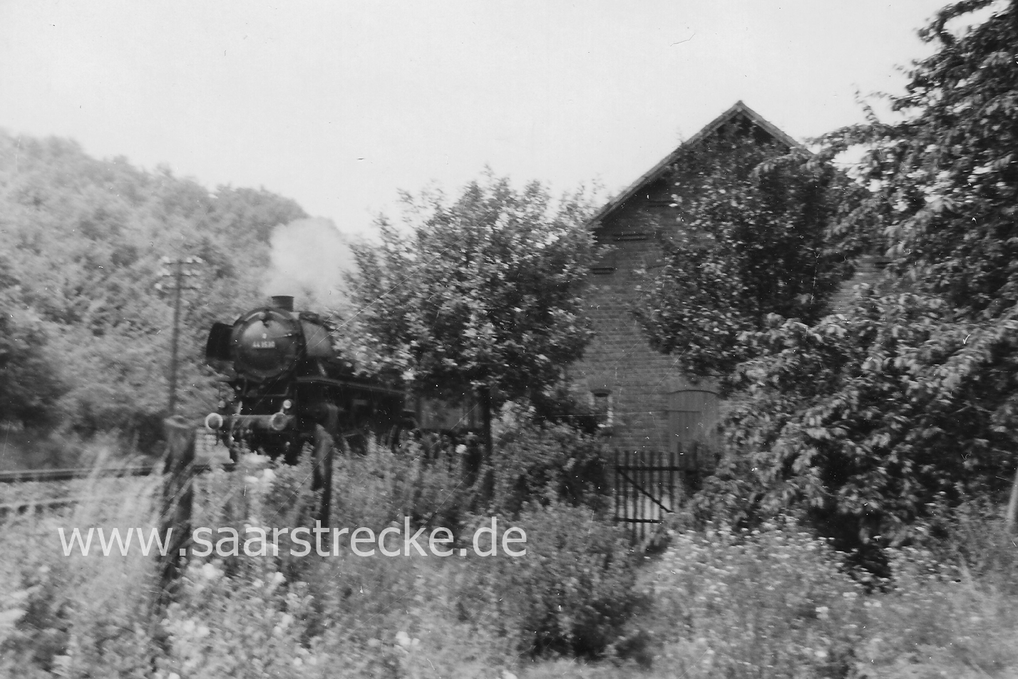 AlterBahnhof_alteStation_Pinter_19620601_Suedseite_mit_Lokomotive_1600er_wasserzeichen