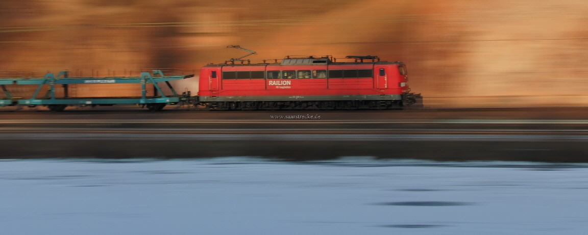Loko-Motion (Railion-Lokomotive auf der Saarstrecke in Hhe des Steinbruchs der Hartsteinwerke Johann Dro)