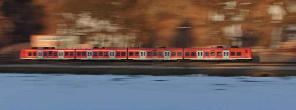 Regionalbahn (Regionalbahn auf der Saarstrecke in Hhe des Steinbruchs der Hartsteinwerke Johann Dro)