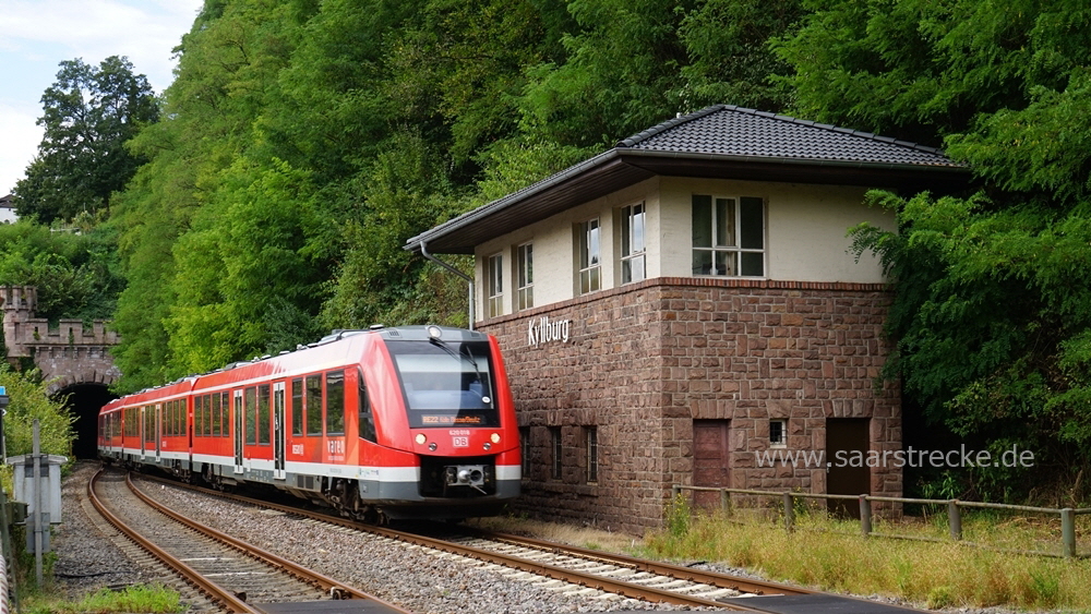 Eifelstrecke: Stellwerk bei Kyllburg mit Regionalbahn 11346  in Richtung Kln