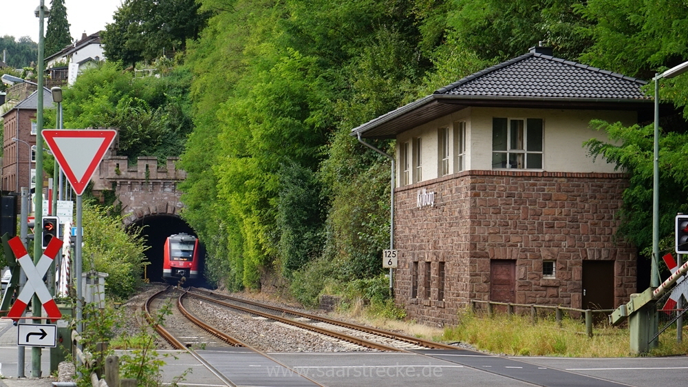 Eifelstrecke: Tunnel bei Kyllburg mit Regionalbahn in Fahrtrichtung Trier