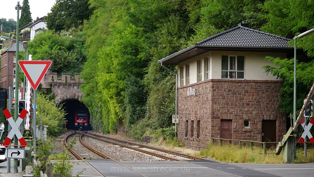 Eifelstrecke: Tunnel bei Kyllburg mit Regionalbahn in Fahrtrichtung Trier