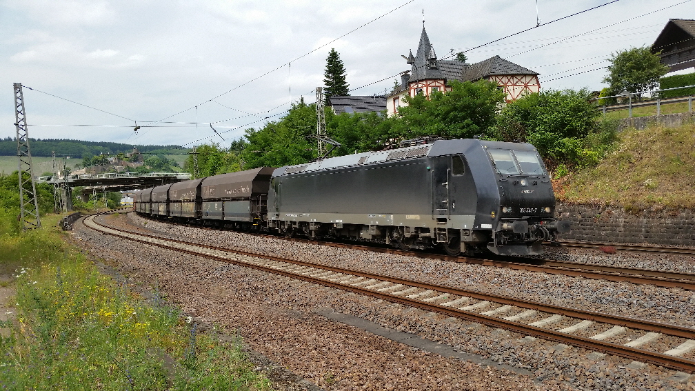 Gterzug mit Schttgutwagen der NIAG, gezogen von einer MRCE (Mitsui Rail Capital Europe GmbH, MRCE GmbH) Nr. 185 457-7
Ausfahrt Bahnhof Saarburg