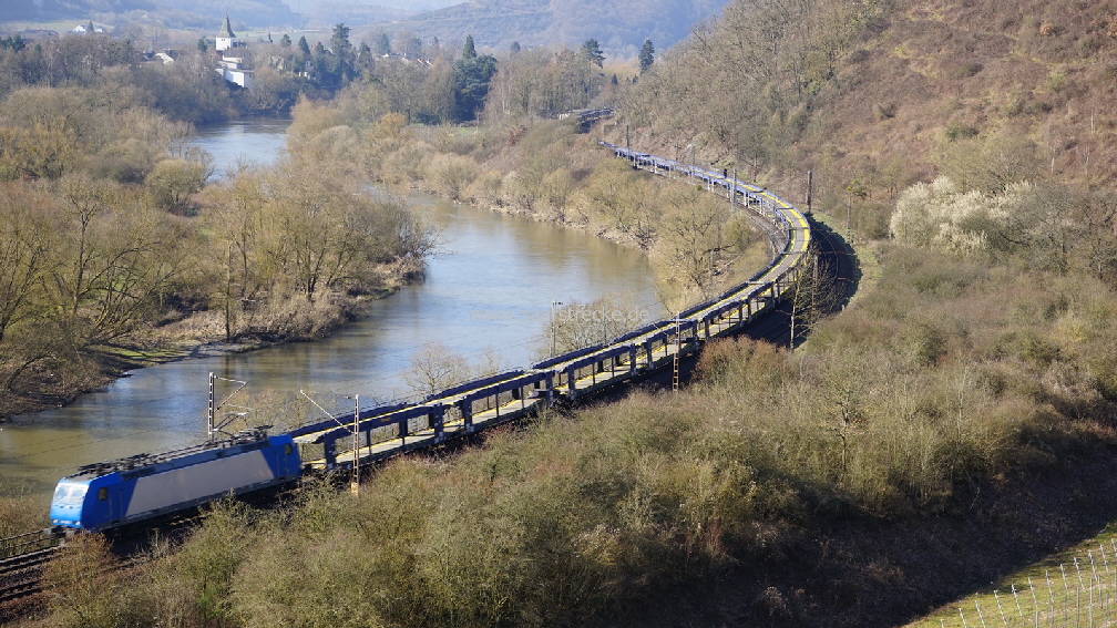 Zug mit leeren Autotransportwagen saaraufwrts in Richtung Wiltingen.