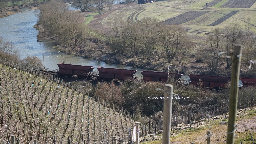 Erzzug (unbeladen) von Saarabwrts in Richtung Konz