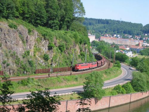 BR151 (Doppeltraktion) mit leeren Waggons in Richtung Trier (Saarabwrts)