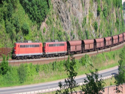 BR151 (Doppeltraktion) mit leeren Waggons in Richtung Trier (Saarabwrts)