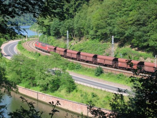 BR151 (Doppeltraktion) mit leeren Waggons in Richtung Trier (Saarabwrts)