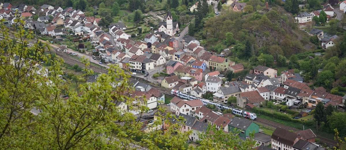 Regionalexpress auf der Saarstrecke - Ausfahrt Haltepunkt Saarhlzbach in Richtung Saarbrcken