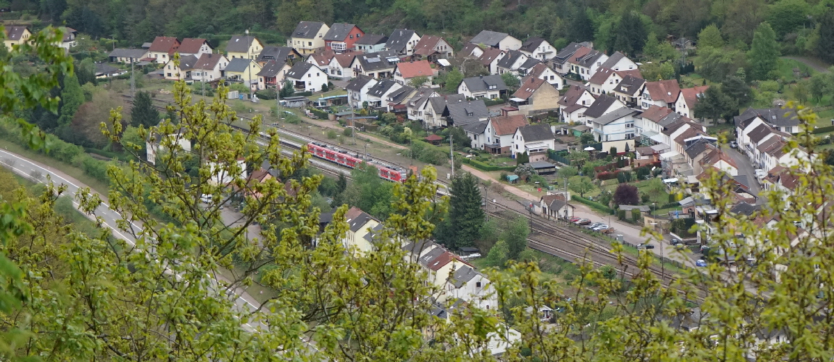 Regionalbahn auf der Saarstrecke - Haltepunkt Saarhlzbach