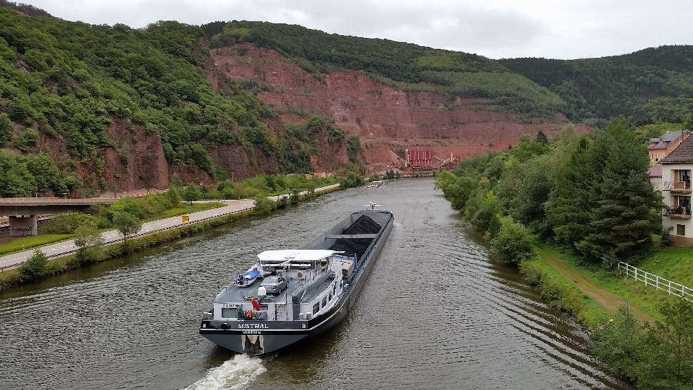 Haltepunkt / Bahnhof Taben (Gleisanlage links im Bild, hinter der Brckenauffahrt; rechts Saarschiff mit Kohle auf dem Weg ins Saarland, im Hintergrund  die  Hartsteinwerken Johann Dro)