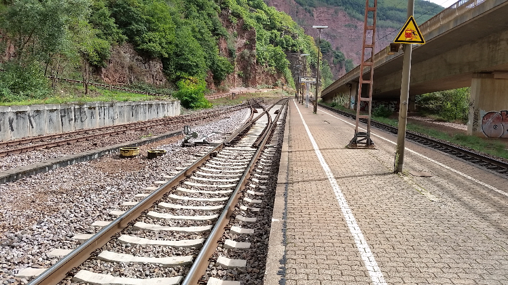 Haltepunkt / Bahnhof Taben (Gleis aus Richtung Saarbrcken kommend mit Abzweig zu den Hartsteinwerken Johann Dro)