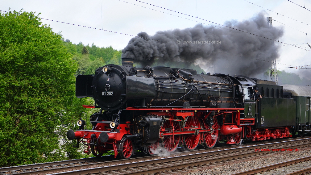 Dampfspektakel 2018 u.a. auf der Saarstrecke - Einfahrt Serrig aus Saarburg kommend