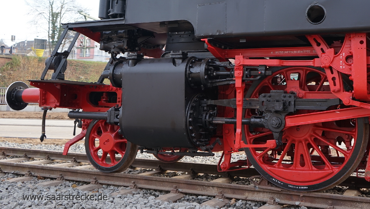 Restaurierte Dampflokomotive  64 393 neu aufgestellt beim Bahnhof Konz  (Aufn.: 07.12.2016)  Zylinder links