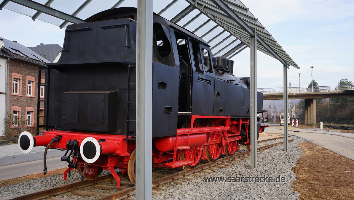 Restaurierte Dampflokomotive  64 393 neu aufgestellt beim Bahnhof Konz  (Aufn.: 07.12.2016) Rckansicht