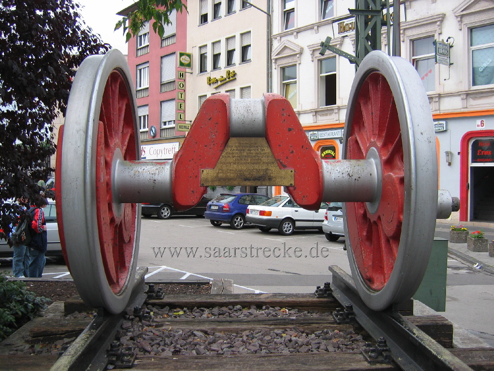 Radsatz einer Dampflokomotive Baurreihe 44 (diese Baureihe verfgte neben den beiden auenliegenden Pleuelstangen ber eine zustzliche Kurbelwelle in der Mitte) Ausgestellt vor dem Bahnhof Trier (2005)