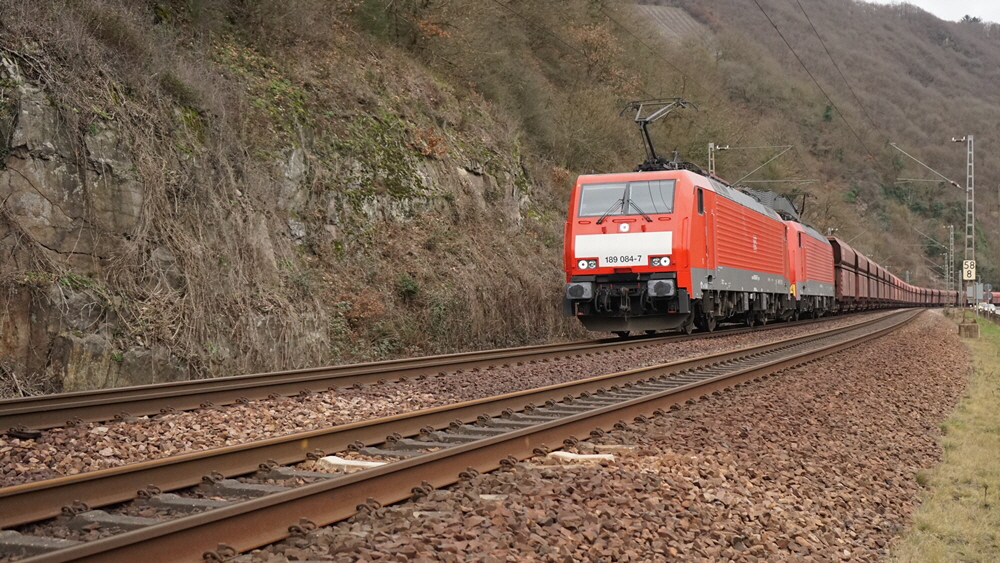 BR 189 in Doppeltraktion - Offene Schttgutwagen mit Schwerkraftentladung und 6 Radstzen
  Faals 151, Falrrs 152,153, unbeladen