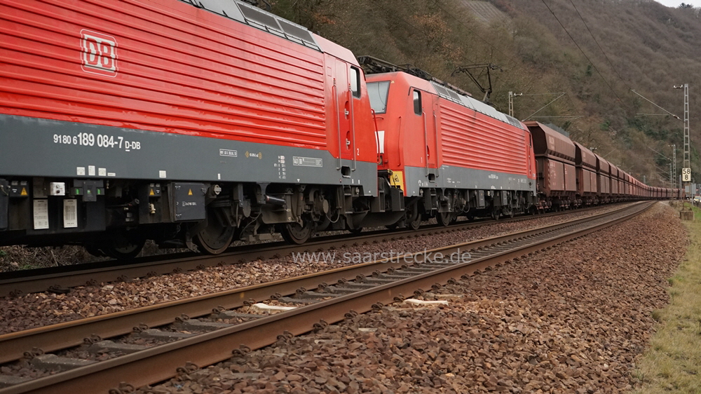 BR 189 in Doppteltraktion - Offene Schttgutwagen mit Schwerkraftentladung und 6 Radstzen
  Faals 151, Falrrs 152,153, unbeladen